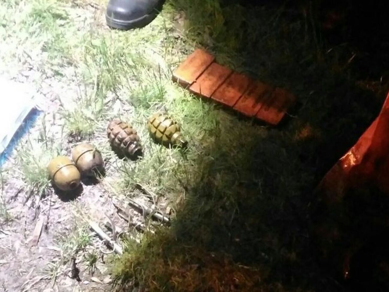 29 квітня на Трухановому острові чоловік зі спеціальним магнітом шукав цінності у воді і виявив схованку з боєприпасами та вибухівкою