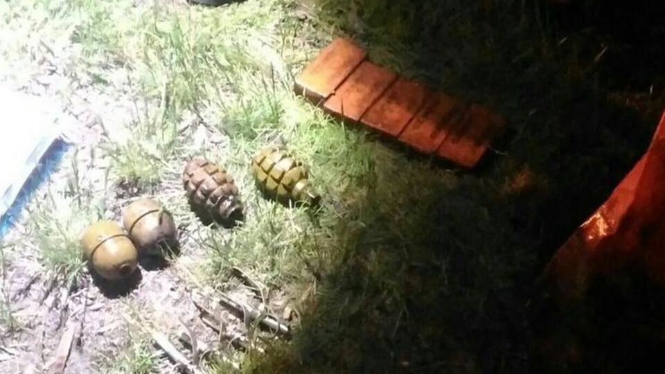 29 квітня на Трухановому острові чоловік зі спеціальним магнітом шукав цінності у воді і виявив схованку з боєприпасами та вибухівкою
