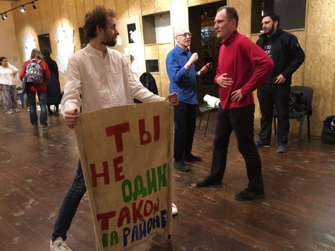 По словам участницы шествия, полицейские грубо хватали демонстрантов, вырывали плакаты из&nbsp;рук