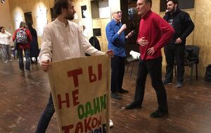 По словам участницы шествия, полицейские грубо хватали демонстрантов, вырывали плакаты из рук