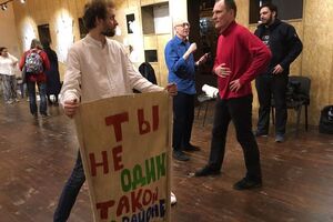 По словам участницы шествия, полицейские грубо хватали демонстрантов, вырывали плакаты из рук