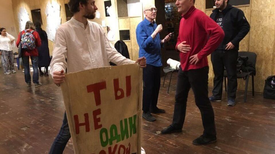 По словам участницы шествия, полицейские грубо хватали демонстрантов, вырывали плакаты из рук