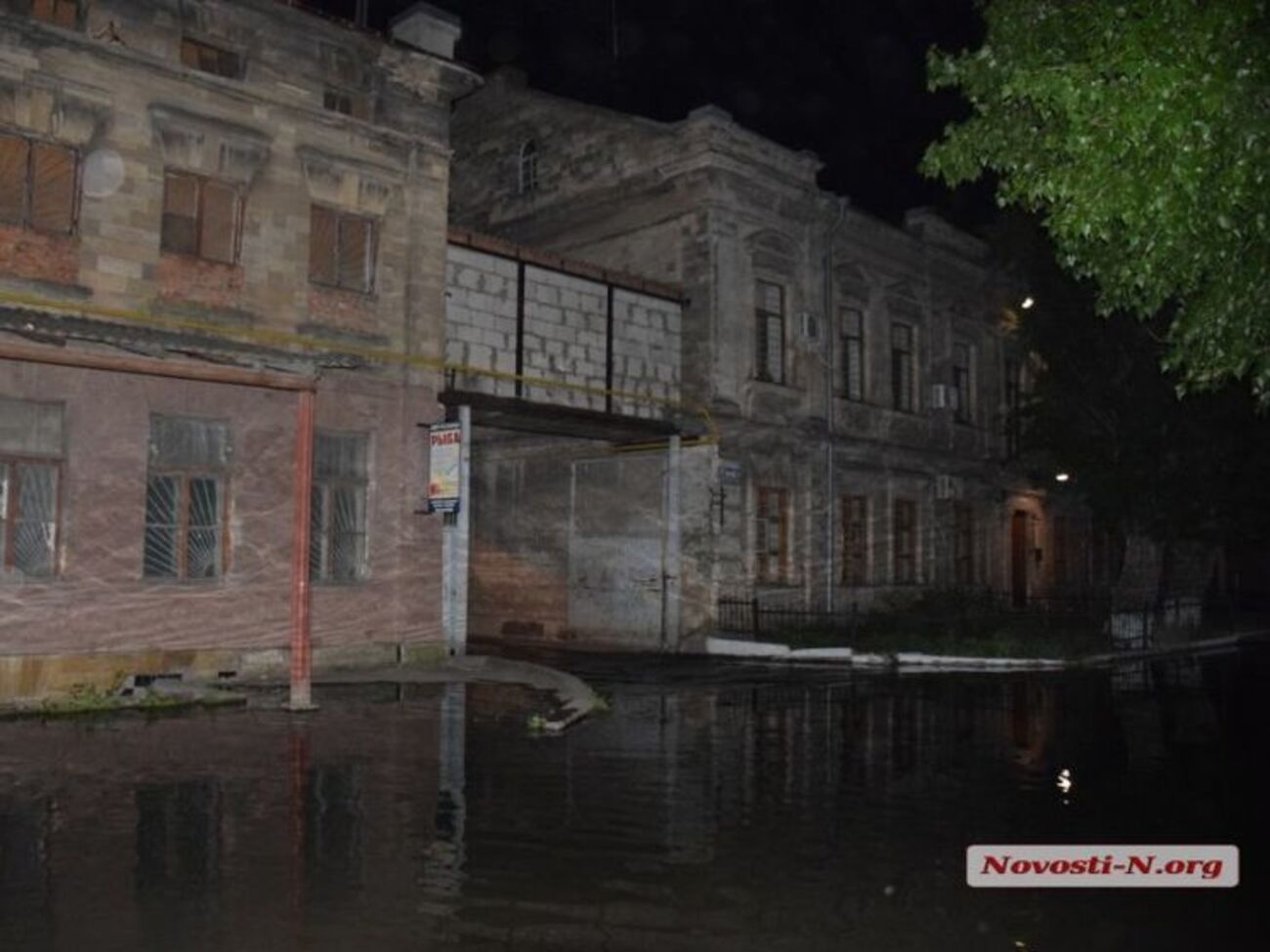 Вода підтоплює будинки