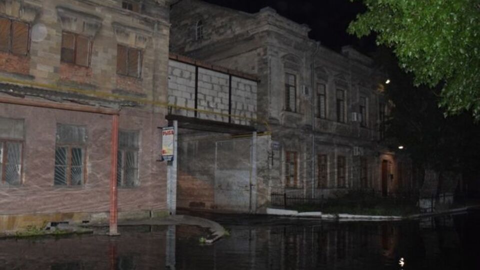 Вода подтапливает здания