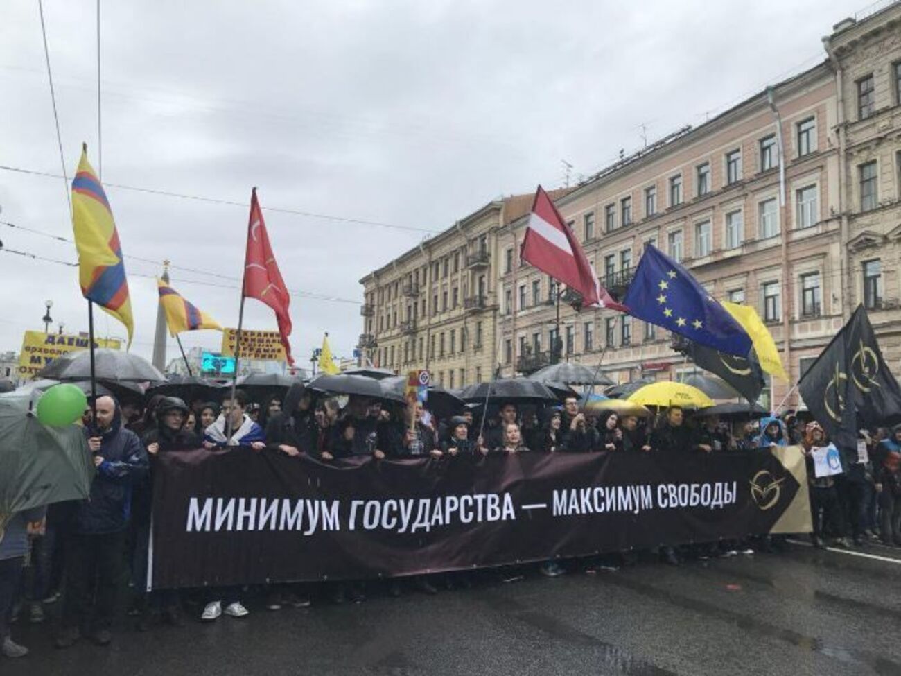 Участники акции протеста против блокировки Telegram двигались в составе первомайской колонны