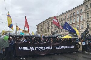 Учасники акції протесту проти блокування Telegram рухалися у складі першотравневої колони