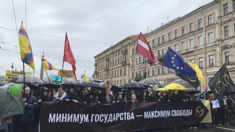 Учасники акції протесту проти блокування Telegram рухалися у складі першотравневої колони