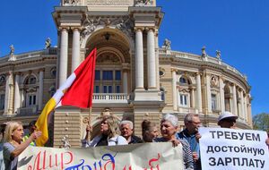 Активисты в Одессе требовали повышения зарплат, снижения тарифов и достойных пенсий