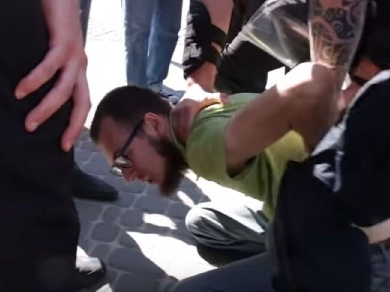 Во время того, как его пытались остановить правоохранители, активист говорил: "Коммуняк защищаете"