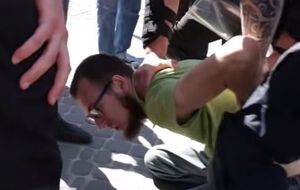 Во время того, как его пытались остановить правоохранители, активист говорил: "Коммуняк защищаете"