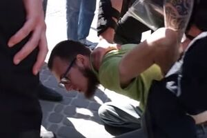 Під час того, як його намагалися зупинити правоохоронці, активіст говорив: "Комуняк захищаєте"