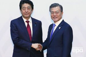 В ходе саммита президент Южной Кореи (справа) и премьер-министр Японии (слева) проведут двусторонние переговоры