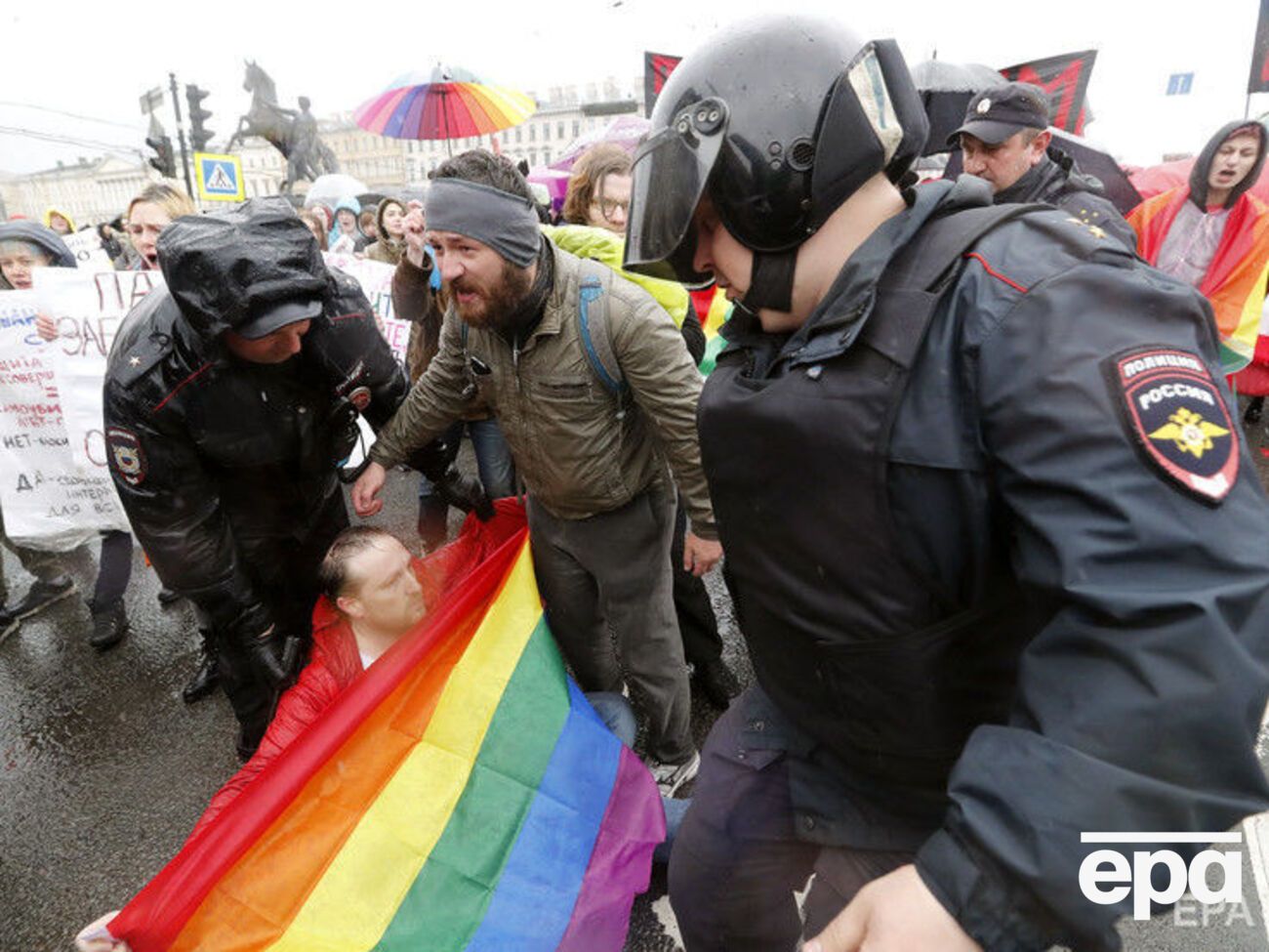В Санкт-Петербурге задерживали людей с флагом ЛГБТ
