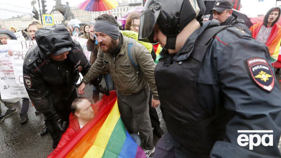 В Санкт-Петербурге задерживали людей с флагом ЛГБТ