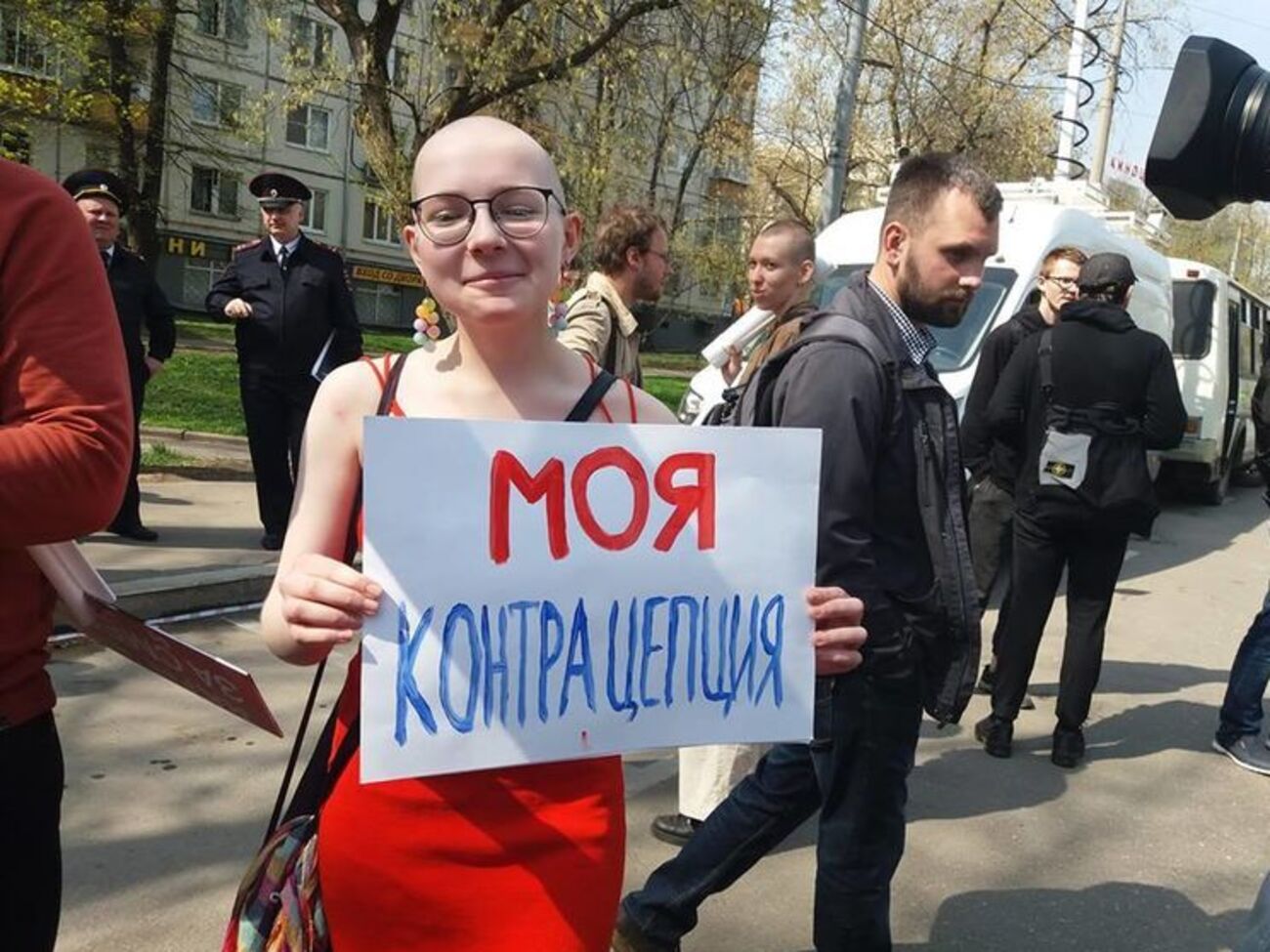 Журналистка Наталья Демина утверждает, что эту девушку задержали только за радужный зонтик