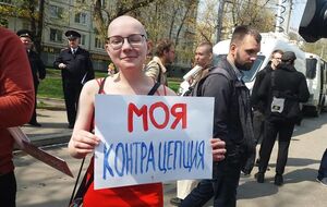Журналистка Наталья Демина утверждает, что эту девушку задержали только за радужный зонтик
