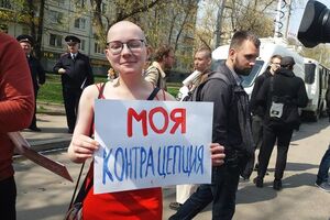 Журналистка Наталья Демина утверждает, что эту девушку задержали только за радужный зонтик