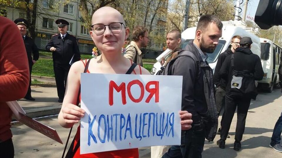 Журналістка Наталія Дьоміна стверджує, що цю дівчину затримали лише за райдужну парасольку