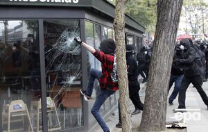 Участники демонстраций разгромили McDonald's