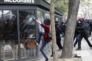 Участники демонстраций разгромили McDonald's