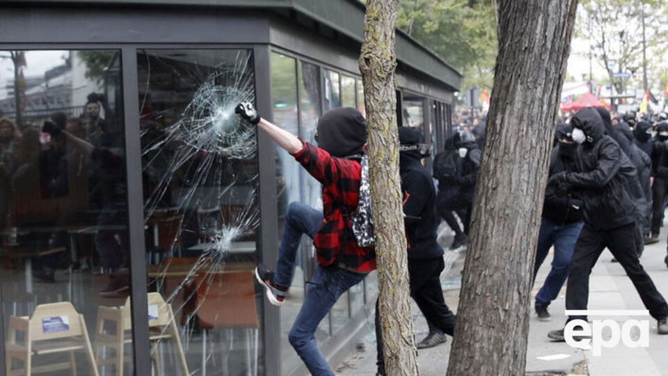 Участники демонстраций разгромили McDonald's