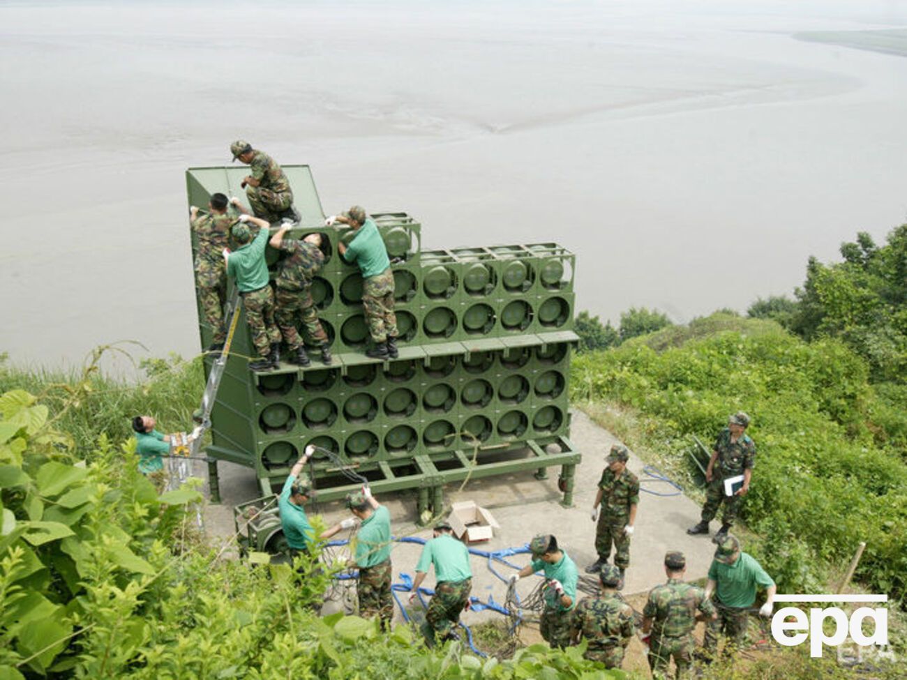 Южнокорейские солдаты демонтируют громкоговорители в районе демилитаризованной зоны