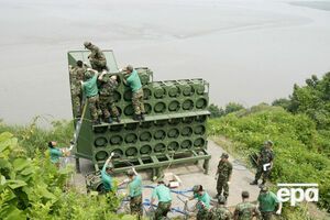 Южнокорейские солдаты демонтируют громкоговорители в районе демилитаризованной зоны