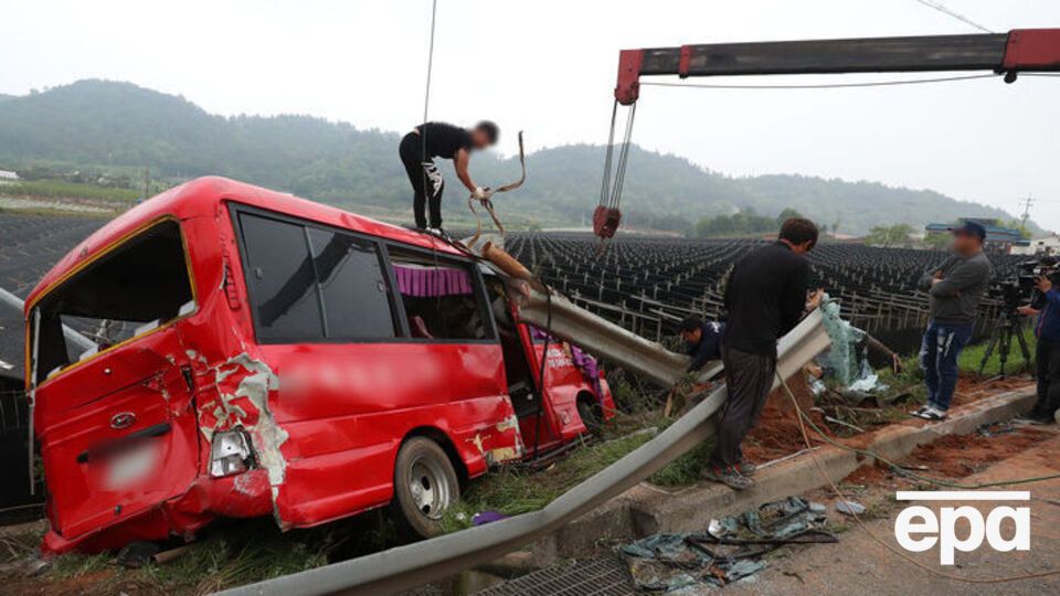 В Южной Корее автобус вылетел с трассы