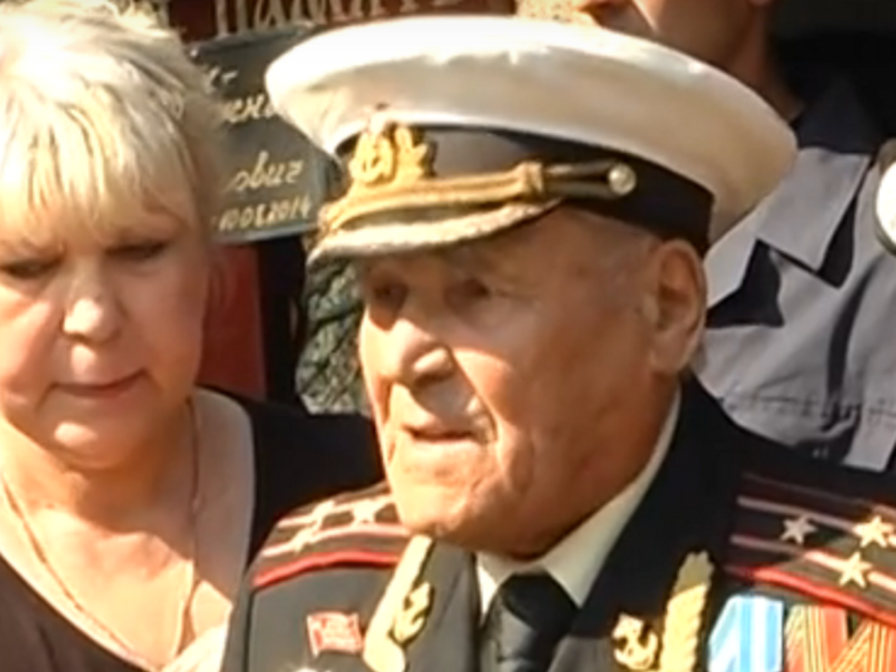 Залужный получил ранение под Сталинградом и был награжден орденом Красного Знамени и Красной Звезды