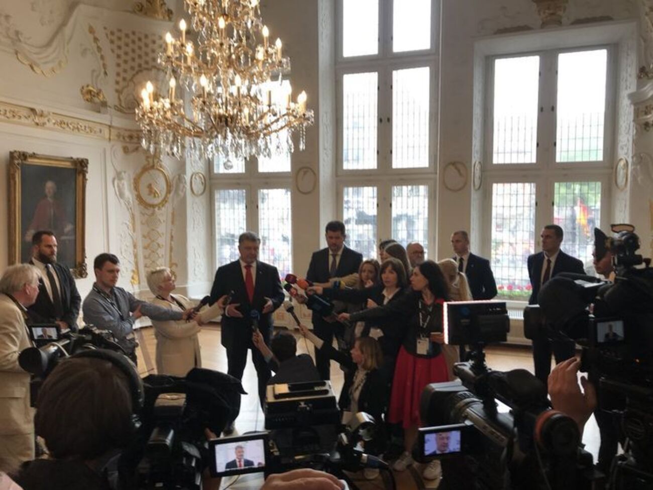 Порошенко: Тільки протягом останньої доби в районі Катеринівки ми втратили одного українського героя, п'ятьох було поранено