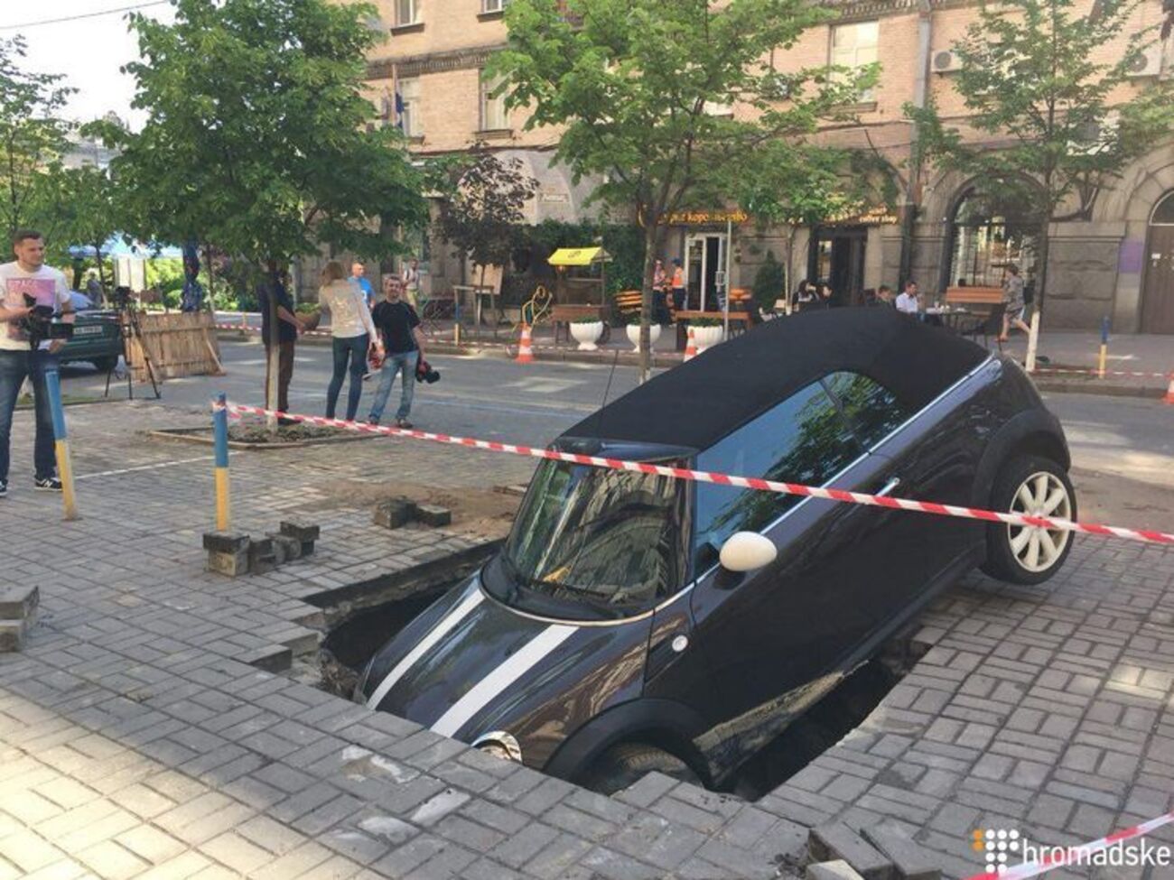 Машина стояла на парковці