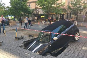 Машина стояла на парковці