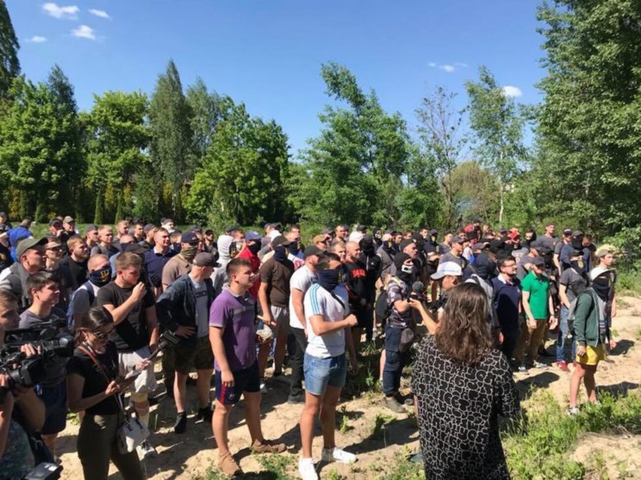 Участники акции прорвались на берег Козинки