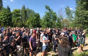 Участники акции прорвались на берег Козинки