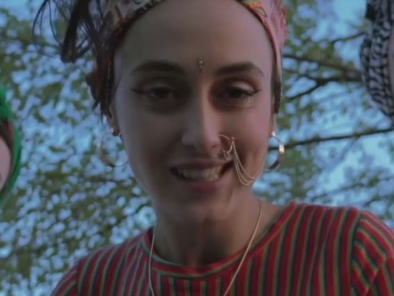 Паш предстала в образе индианки