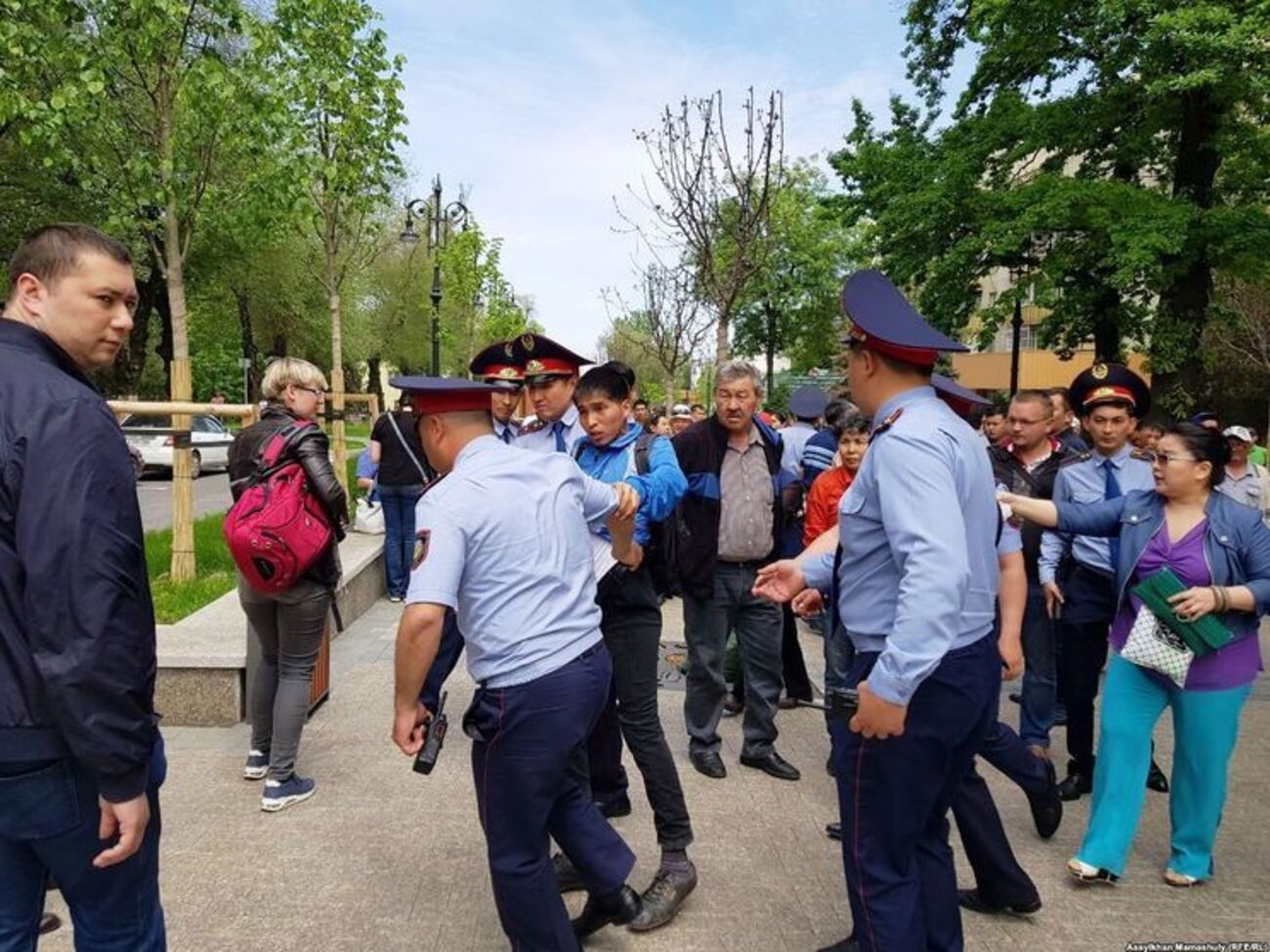 На митинге в Алматы задержали 70 человек