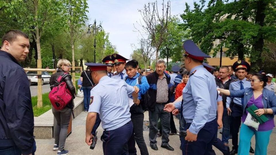 На мітингу в Алмати затримано 70 осіб