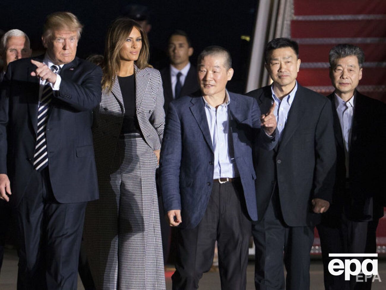 Самолет с бывшими осужденными прибыл на авиабазу Эндрюс в Мэриленде