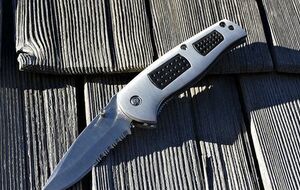 Выпускнику не понравилась его характеристика, поэтому он напал с ножом на директора школы