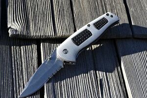 Випускнику не сподобалася його характеристика, тому він напав із ножем на директора школи