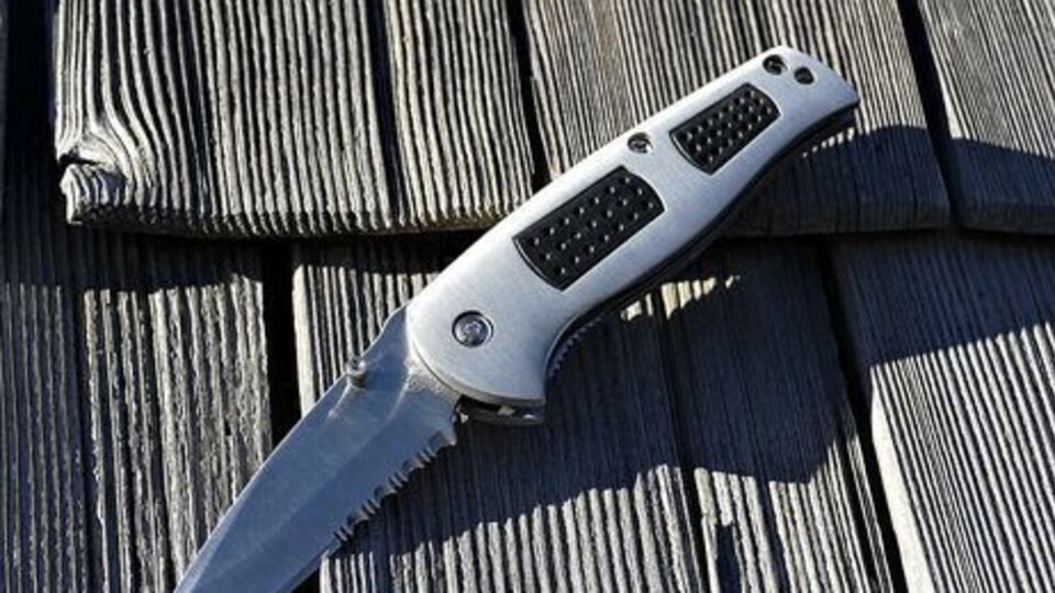 Випускнику не сподобалася його характеристика, тому він напав із ножем на директора школи