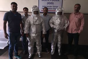 Во время задержания мужчины были одеты в скафандры из алюминиевой фольги