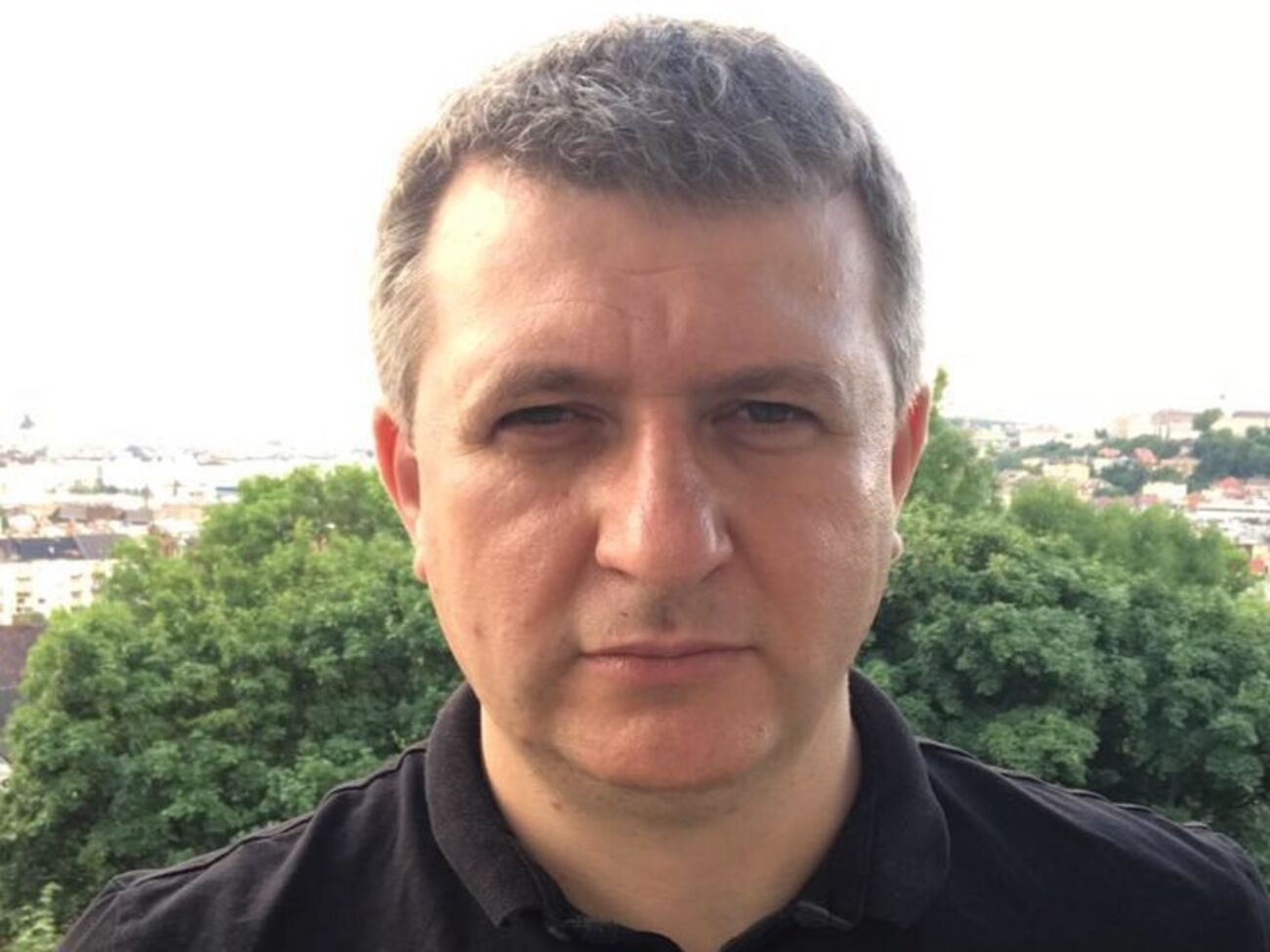 Через держпереворот у Вірменії саме час волати про порятунок інтересів Росії. Але Захарова посміхається і махає. Такий вигляд має послідовність