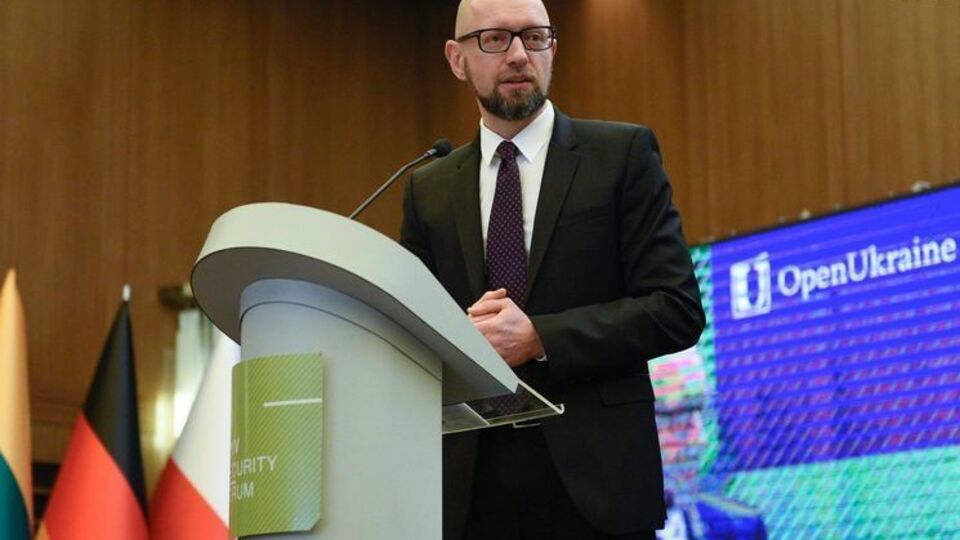 Яценюк был премьер-министром Украины с 27 февраля 2014 года по 14 апреля 2016 года