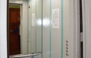 Ремонтируя лифт, мужчина упал в шахту