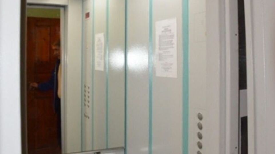 Ремонтируя лифт, мужчина упал в шахту