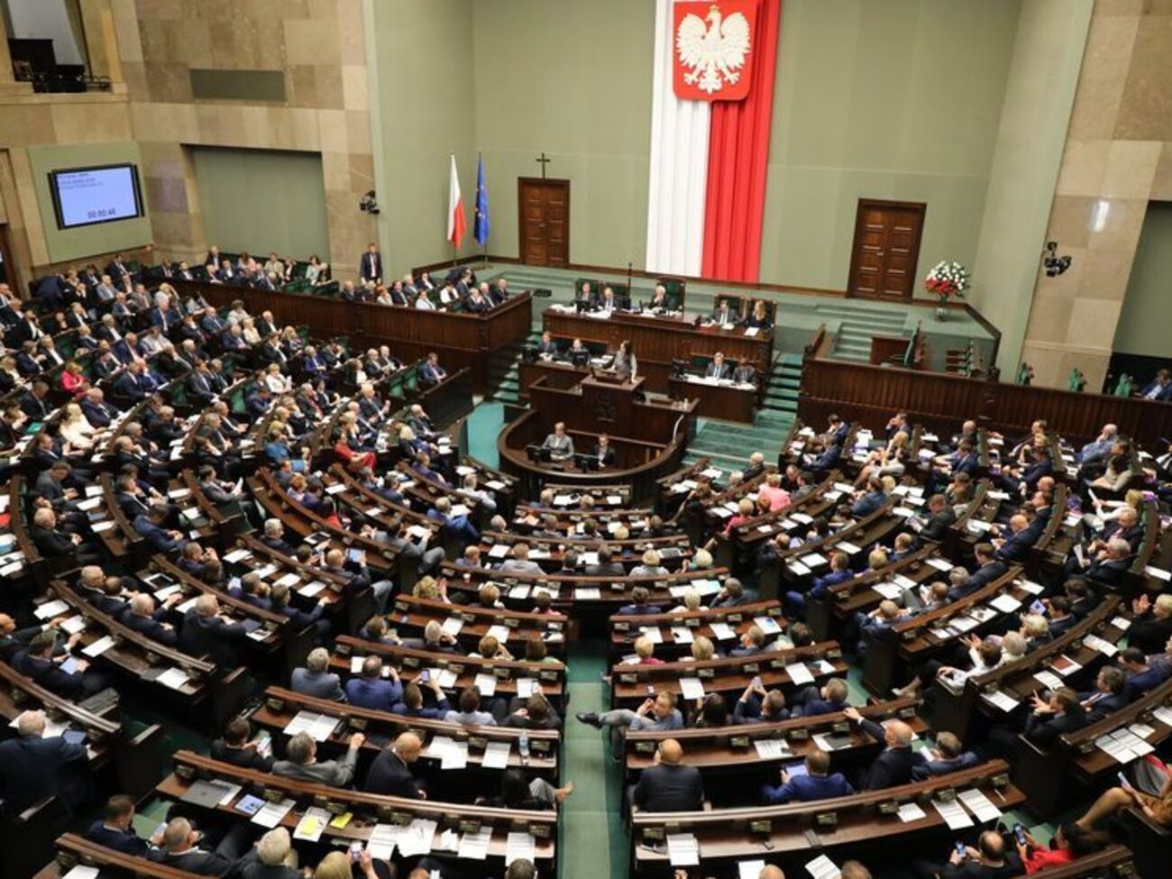 Сейчас польские депутаты получают около &euro;2,4 тыс.&nbsp;в месяц