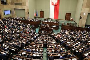 Сейчас польские депутаты получают около €2,4 тыс. в месяц