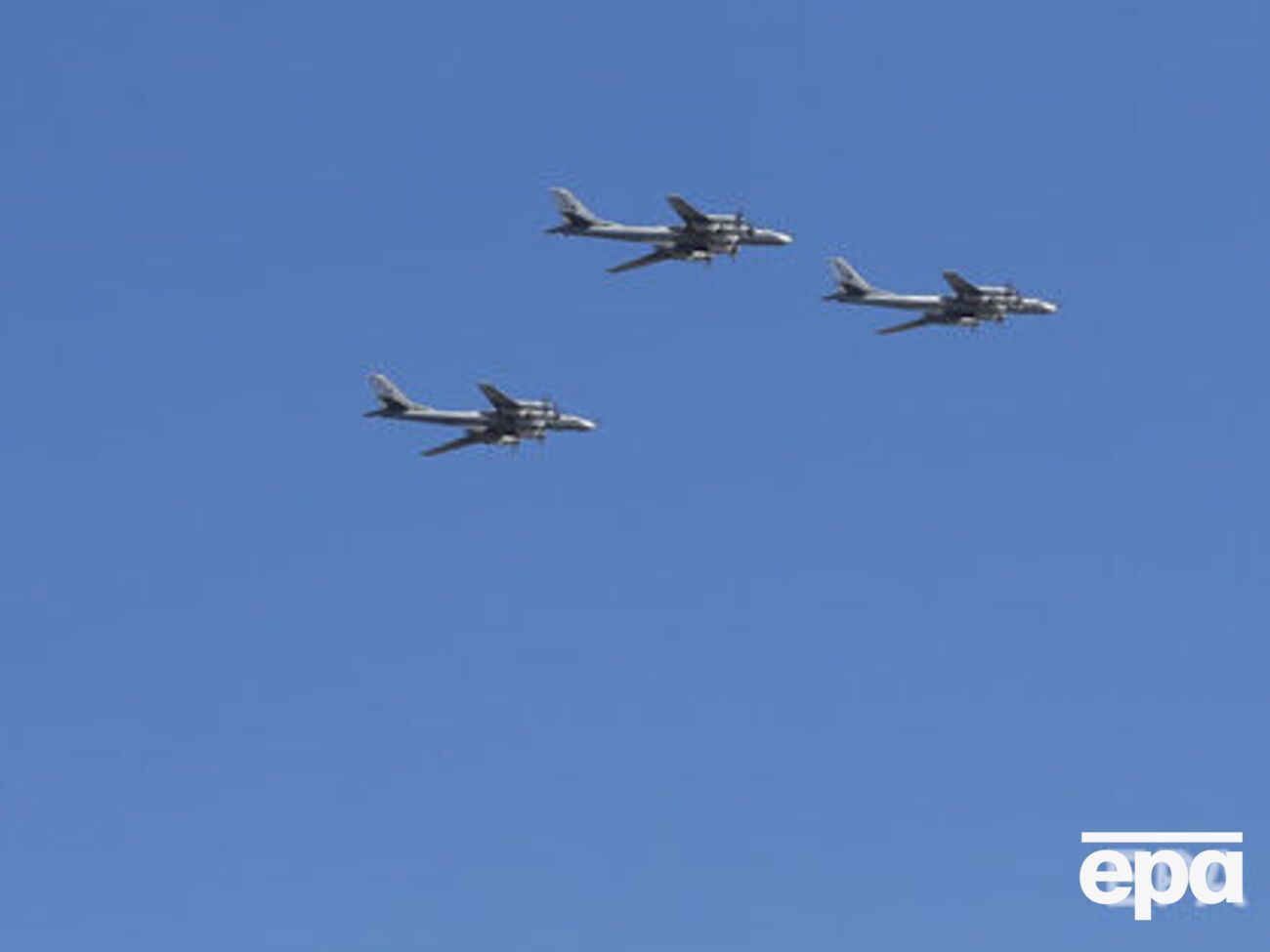 Российские бомбардировщики Ту-95&nbsp;провели полеты над нейтральными водами Северного Ледовитого океана, Берингова и Охотского морей