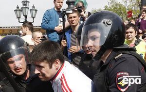 По информации "ОВД-Инфо", в 27 городах России задержали 1597 человек на акциях 5 мая